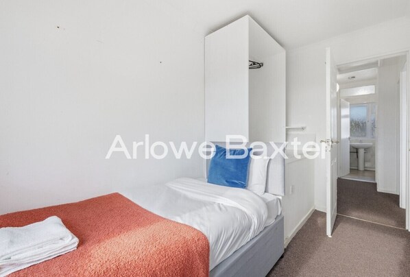 3 bedrooms, desk, iron/ironing board, travel crib