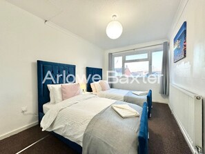 3 habitaciones, escritorio y tabla de planchar con plancha 