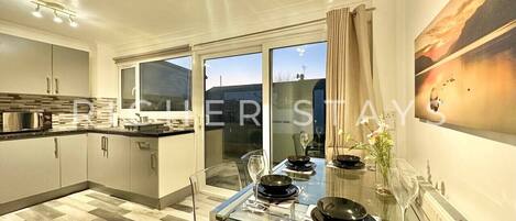 Kühlschrank, Mikrowelle, Ofen, Herdplatte