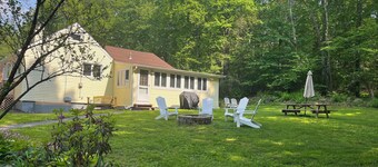 Charming 2-bedroom Lake Front Cottage with WiFi, AC in welcoming Harwinton