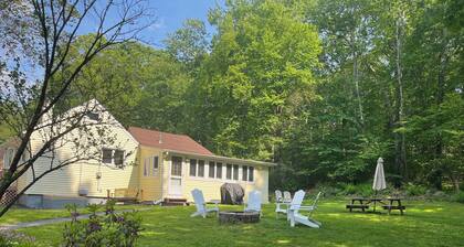 Charming 2-bedroom Lake Front Cottage with WiFi, AC in welcoming Harwinton