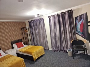 4 bedrooms, iron/ironing board, free WiFi, bed sheets - 4 Bedroom 5 minute Luton Airport (Luton)