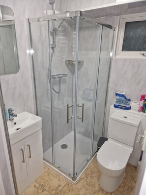 Hair dryer, towels - 4 Bedroom 5 minute Luton Airport (Luton)