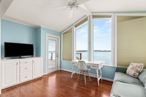 TV, offices - Lakefront | Games, Grill & Pool Table |  Sleeps 10 (Canyon Lake)