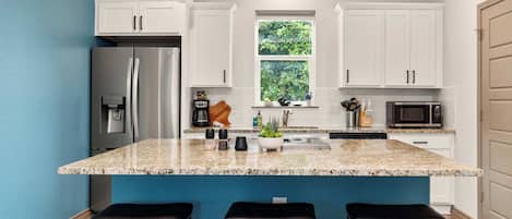 Jääkaappi, mikroaaltouuni, uuni, liesi