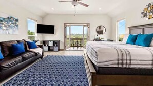 3 bedrooms, iron/ironing board, travel cot, WiFi - Book Labor Day | Hot Tub + Grill | Pet-Friendly! (Canyon Lake)