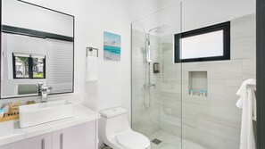 Douche, sèche-cheveux, serviettes fournies, savon