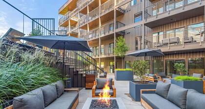 Luxe Condo - Downtown Nashville - Walk to Broadway / The Gulch - Heated Pool 3/1