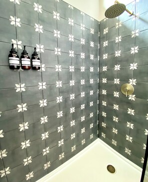 Dusche, Haartrockner, Handtücher, Seife
