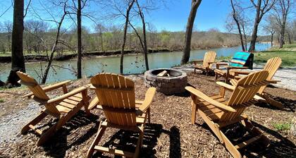 The Floy at High Bank – Charming Elk Riverfront Tiny Cabin in Scenic Noel, MO