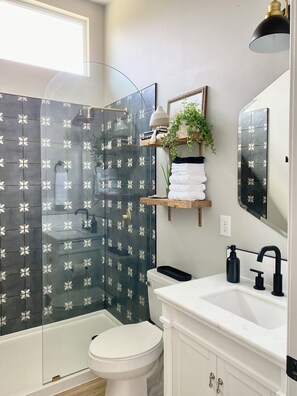 Douche, sĂšche-cheveux, serviettes fournies, savon