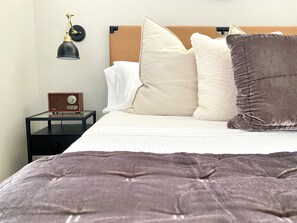 1 bedroom, free WiFi, bed sheets - The Floy at High Bank – Charming Elk Riverfront Tiny Cabin in Scenic Noel, MO (Noel)