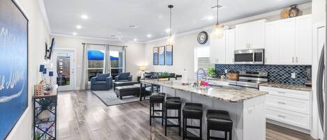 Een koelkast, een magnetron, een oven, een kookplaat