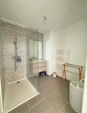 Een douche, een haardroger, handdoeken, toiletpapier