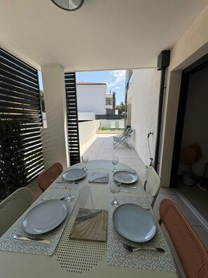 Outdoor dining - Comfortable apartment in new residence (propriano)