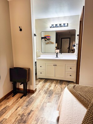 1 bedroom, WiFi, bed sheets - New Room by Silver Dollar City + Shuttle + Pool (Branson)