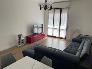 Smart TV, books - Van Gogh House in Bergamo (Bergamo)