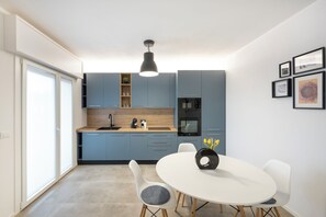 Kjøleskap, mikrobølgeovn, ovn og oppvaskmaskin