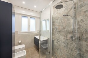Shower, hair dryer, bidet, towels