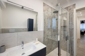 Douche, sèche-cheveux, bidet, serviettes fournies
