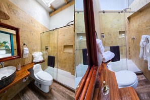 Ducha, secador de pelo, toallas y jabón