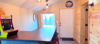 Spacious Downtown Alanson Riverfront Cabin with Amenities- 10-12 guests