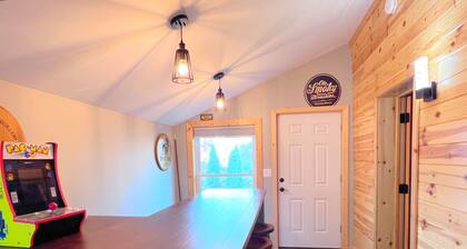 Spacious Downtown Alanson Riverfront Cabin with Amenities- 10-12 guests