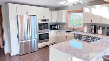 Coffee/tea maker, fridge, microwave, oven