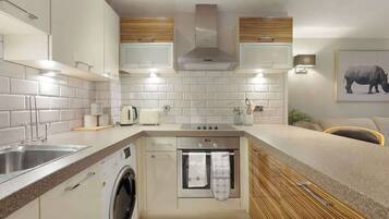 Køleskab, mikrobølgeovn, ovn, kogeplade