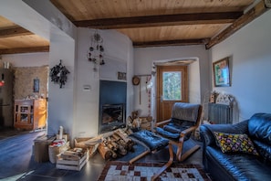 Casa, patio, vistas a la montaña | Zona de estar | Televisión de 32 pulgadas con canales por cable