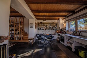 Casa, patio, vistas a la montaña | Zona de estar | Televisión de 32 pulgadas con canales por cable