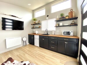 Kühlschrank, Mikrowelle, Wasserkocher mit Kaffee-/Teezubehör