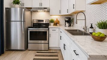 Kühlschrank, Mikrowelle, Ofen, Herdplatte