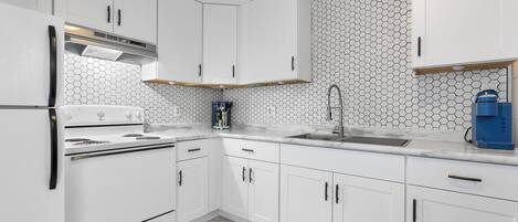 Refrigerador, microondas, horno y parrilla de estufa