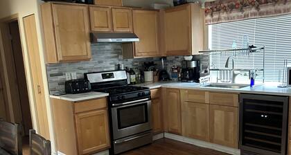 Tranquil 3-bedroom house with WiFi in Seattle/ Home away from Home