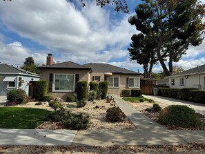 Exterior - Spacious 4-bedroom house with pretty yard in downtown San Jose (San Jose)