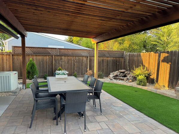 Outdoor dining - Spacious 4-bedroom house with pretty yard in downtown San Jose (San Jose)