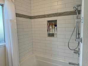 Sèche-cheveux, serviettes fournies, savon, shampoing