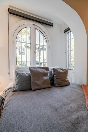 1 habitación, escritorio, tabla de planchar con plancha y wifi 