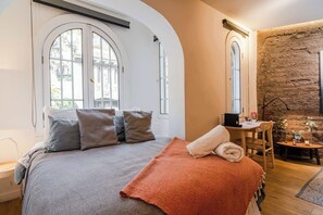 1 habitación, escritorio, tabla de planchar con plancha y wifi