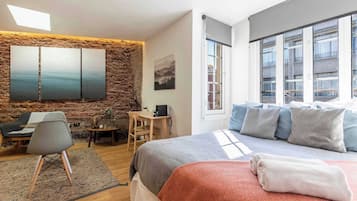 1 habitación, escritorio, tabla de planchar con plancha y wifi