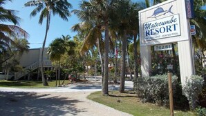 A sign for Matecumbe Resort with a full kitchen and heated pool. - Matecumbe Resort (Islamorada)