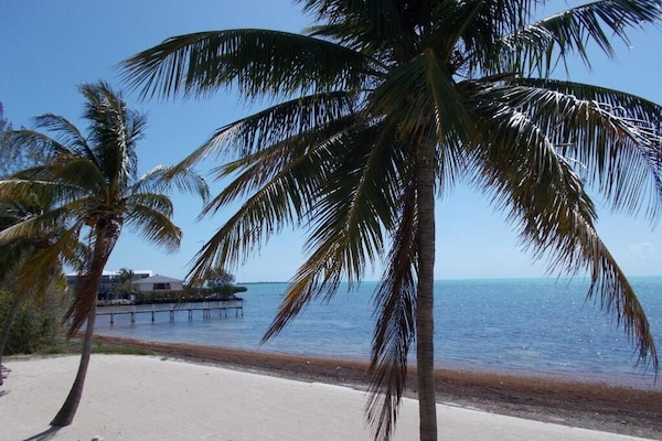 Bãi biển riêng, cát trắng