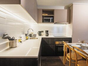 Kjøleskap, mikrobølgeovn, ovn og kokeplater