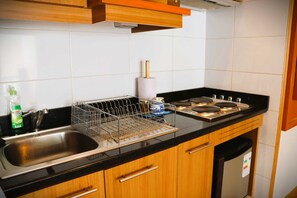 Kjøleskap, mikrobølgeovn, kokeplater og kaffetrakter/tekoker