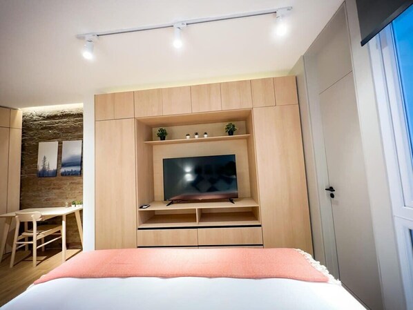 1 bedroom, desk, iron/ironing board, WiFi