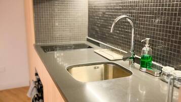 Jääkaappi, mikroaaltouuni, uuni, liesi