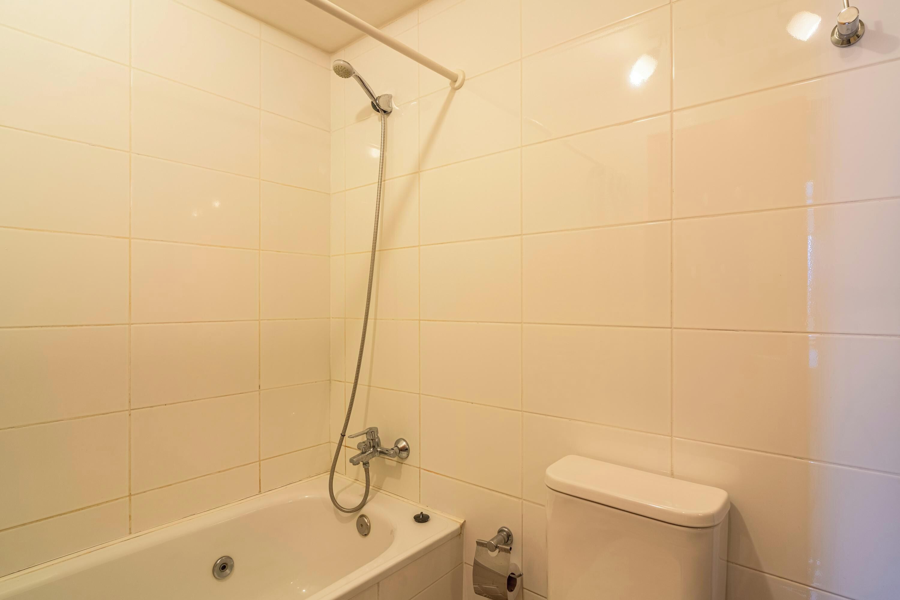 Een douche, een haardroger, handdoeken, shampoo