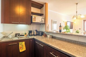 Wasserkocher mit Kaffee-/Teezubehör, Kühlschrank, Mikrowelle, Ofen
