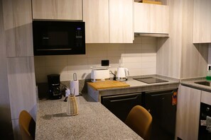 Kühlschrank, Ofen, Herdplatte, Wasserkocher mit Kaffee-/Teezubehör